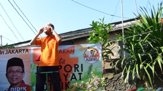 salah satu warga malakasari memakai topeng pak Hidayat dan bersiap u/ membuat biopori